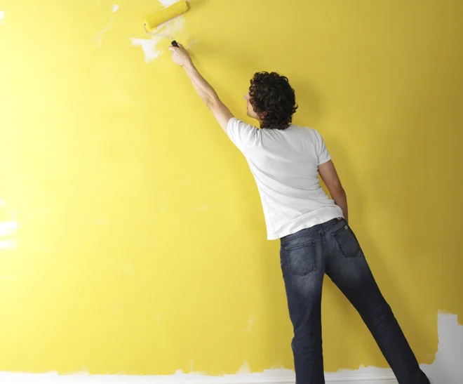 De câte straturi de vopsea aveți nevoie pentru o culoare frumoasă și pereți netezi?